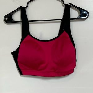 Hanoi on sports bra with adjustable straps. 38DD